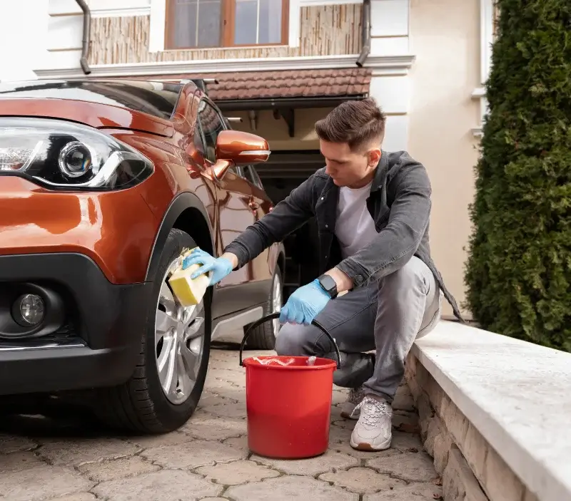 Lavage auto à domicile Ceyras : professionnel intervenant sur un véhicule
